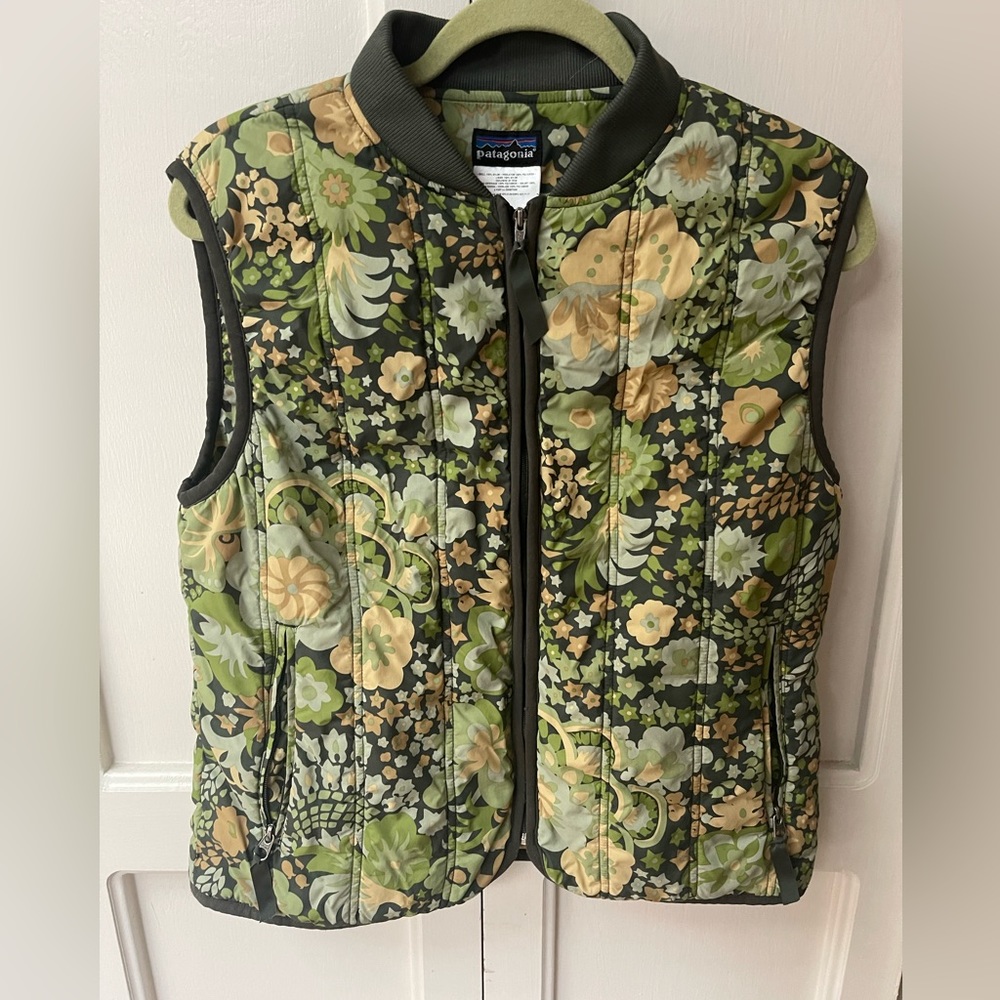 Patagonia vest great condition fun colors. Medium